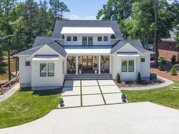 135 Holt Ln, Mooresville, NC 28117