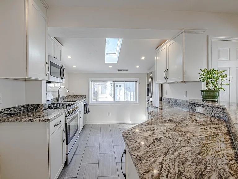 114 Mull Ave — Photo 5