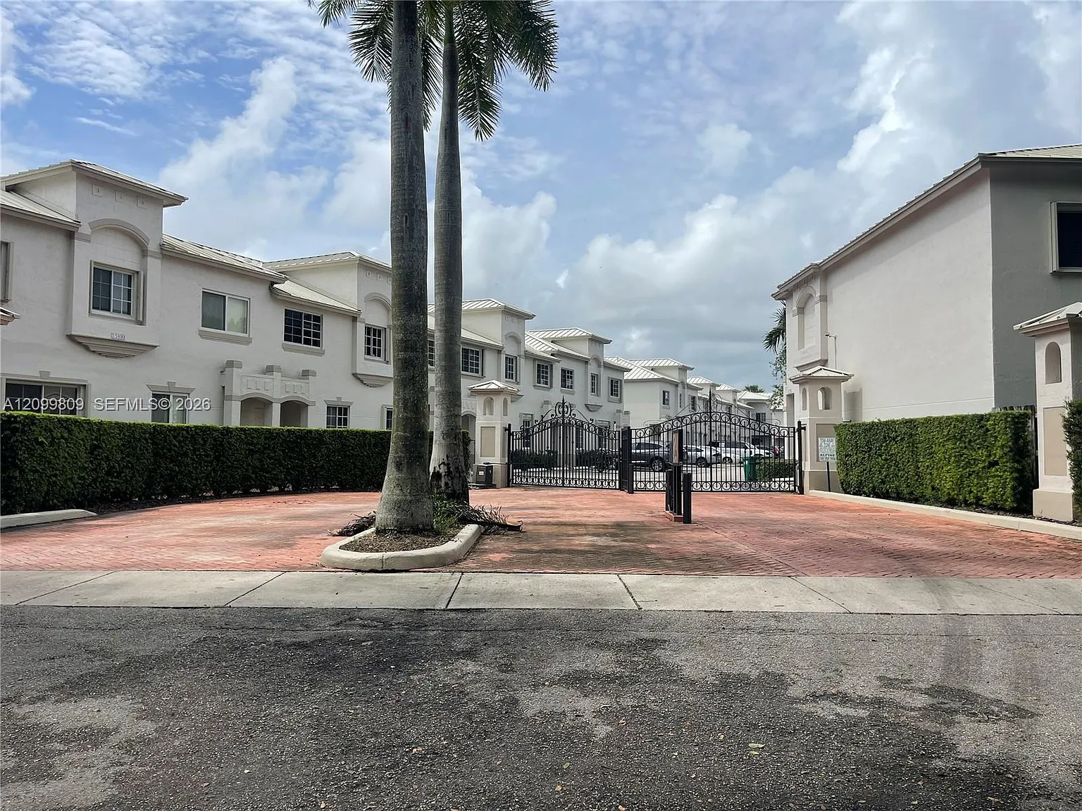 Hampton Place Condo — Photo 1