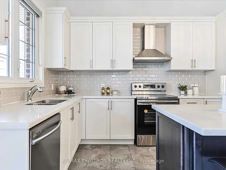 51 Ken Sinclair Cres — Photo 12