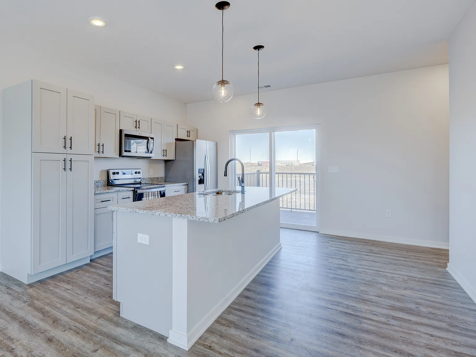 3 bed, 2.5 bath, 1646 sqft, $2,500 — Photo 2