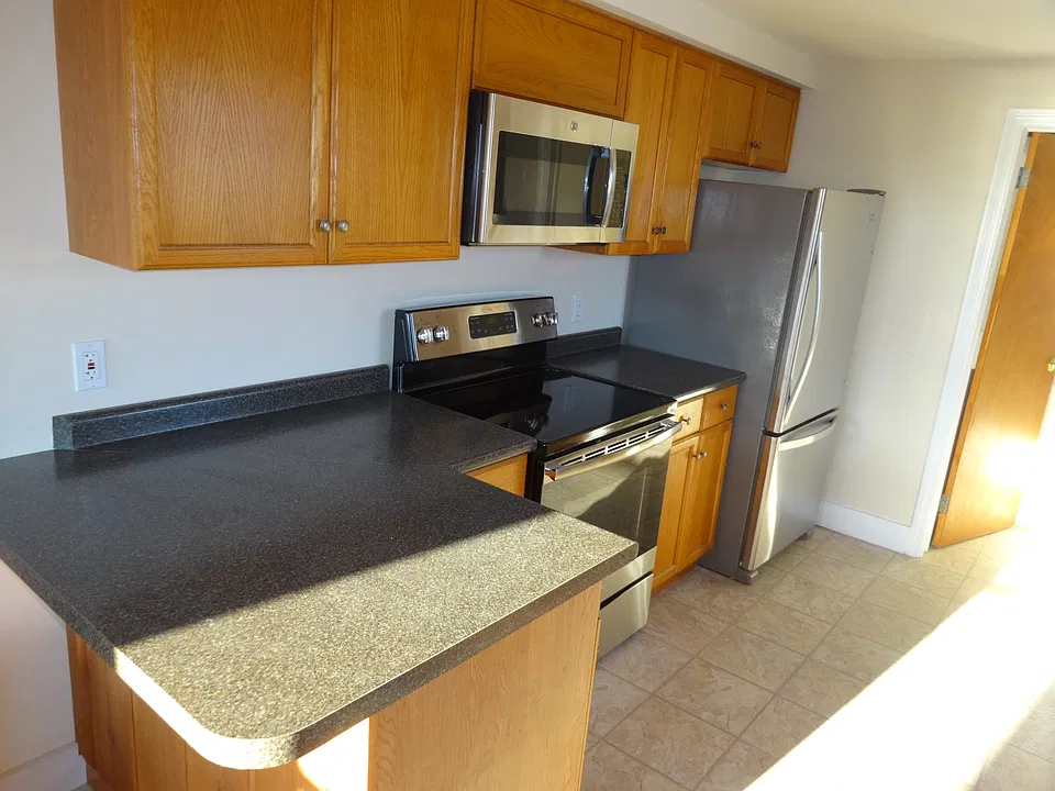 Kitchen Range & Refrigerator