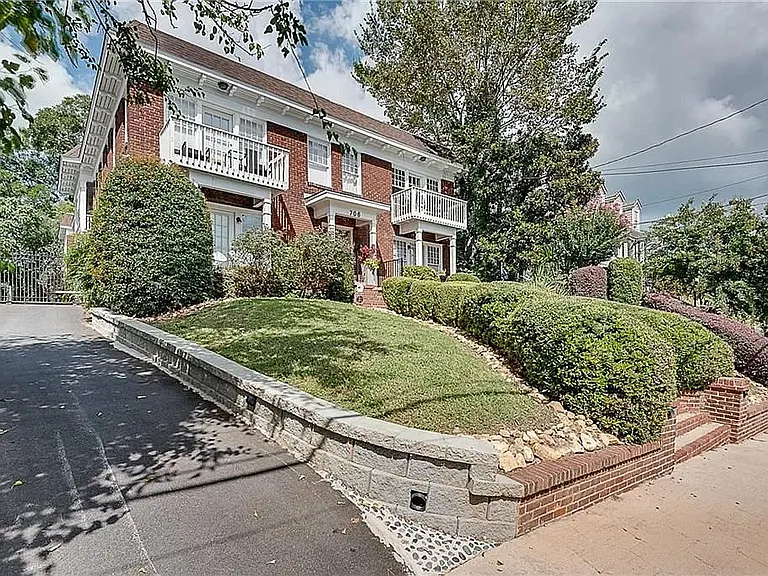 706 Charles Allen Dr NE #B — Photo 2