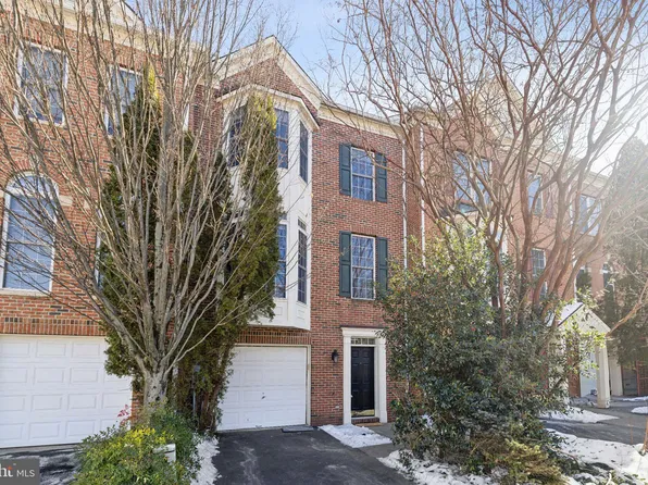 4 Waddington Ln, Rockville, MD 20850