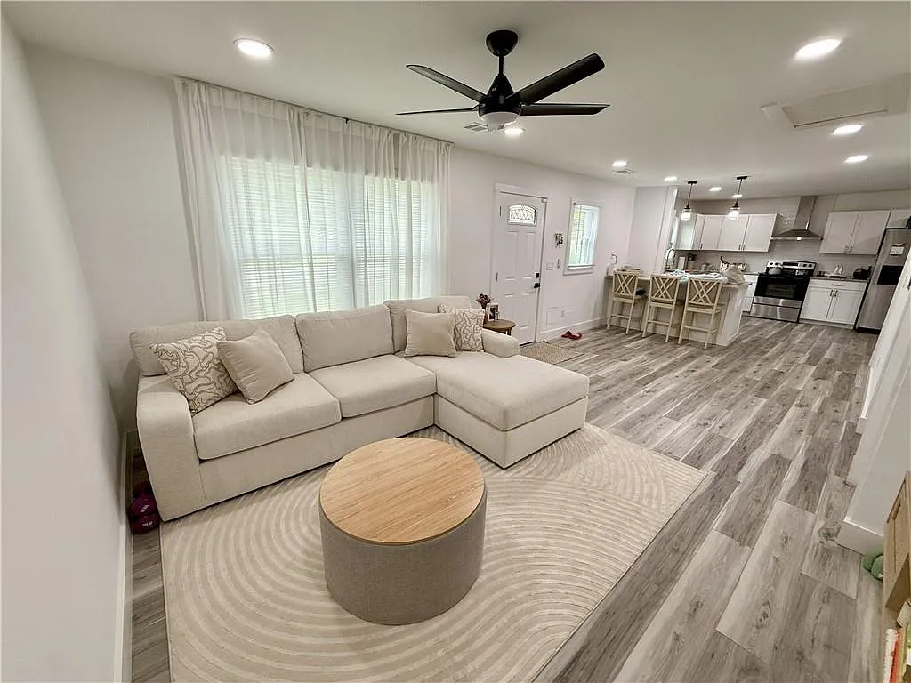 3 bed, 2.0 bath, 1124 sqft, $2,400 — Photo 3