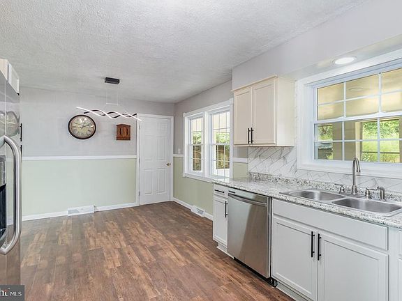 4th image of 8 Stine Ave
