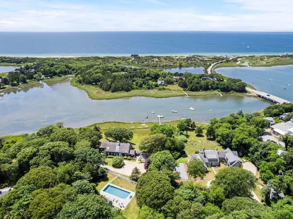32 Chapoquoit Road, Falmouth, MA 02540
