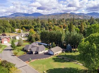 755 Solitude Ln, Grants Pass, OR 97527