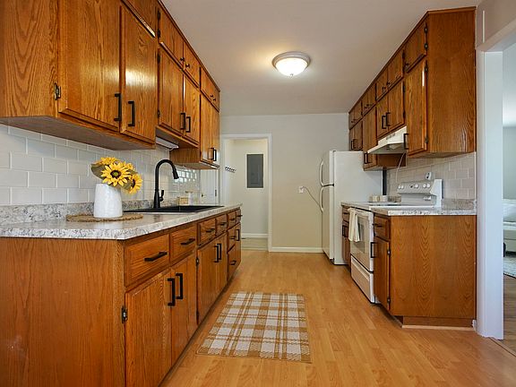 4th image of 1345 Holly St
