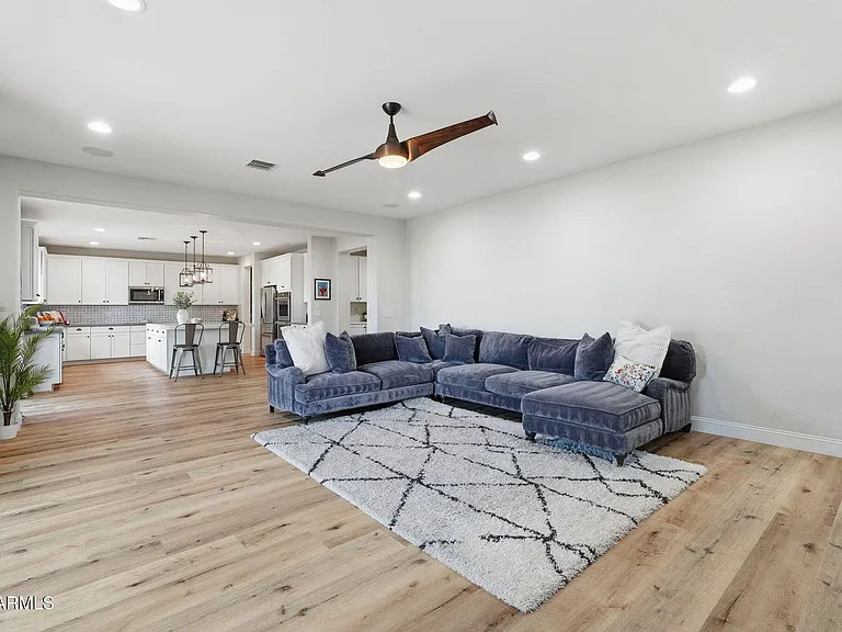 2830 E Pearl St — Photo 17