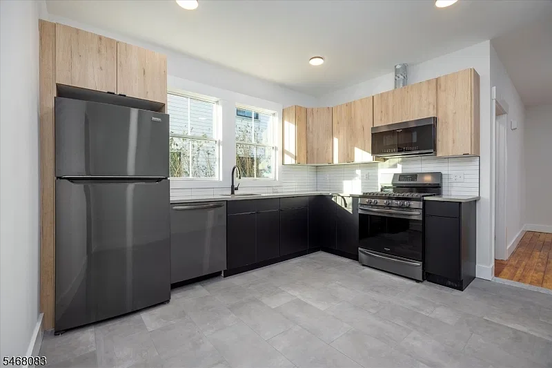 2 bed, 1.0 bath, $3,640 — Photo 4