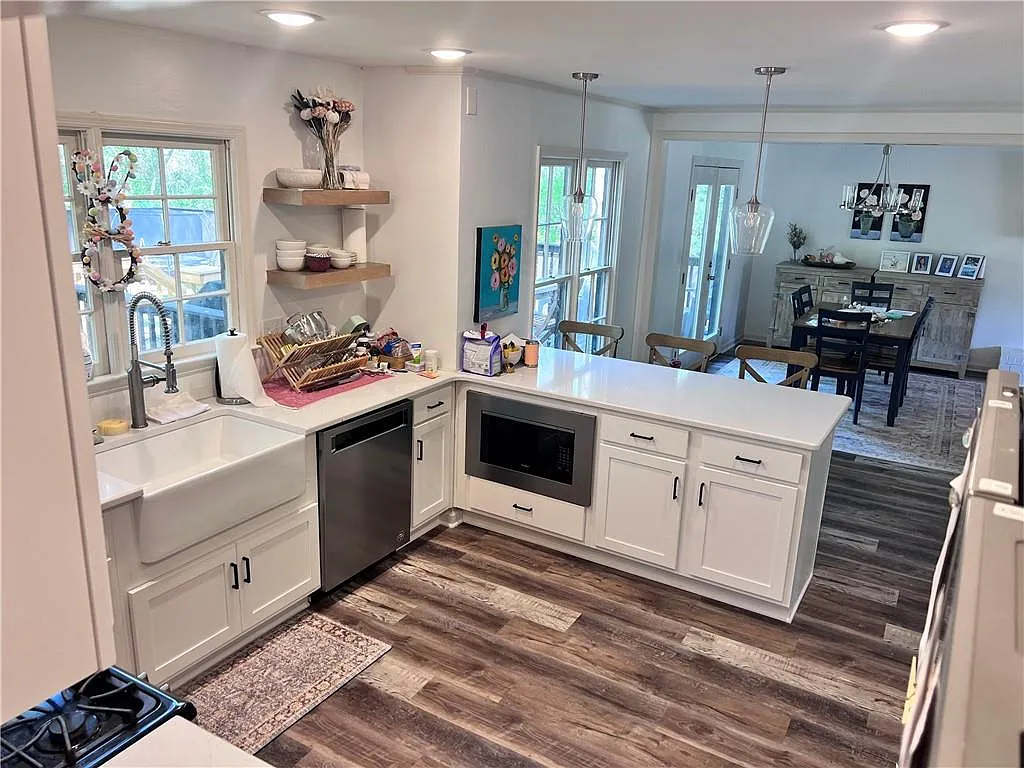 5 bed, 3.5 bath, 2179 sqft, $5,600 — Photo 2