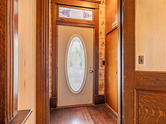 3rd image of 909 W Wood St