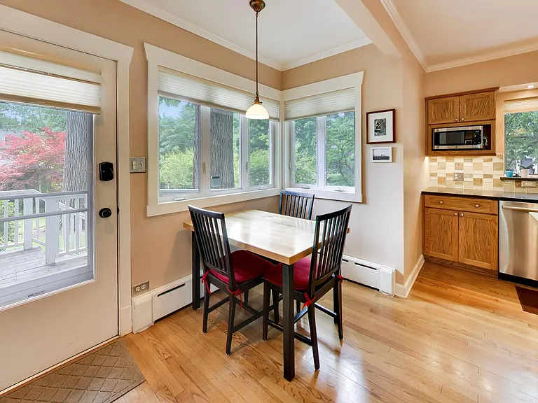 2624 Thayer St — Photo 15