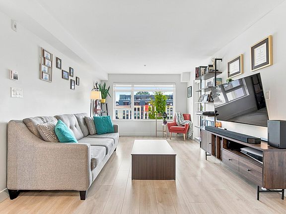 3rd image of 1519 Crown St #305