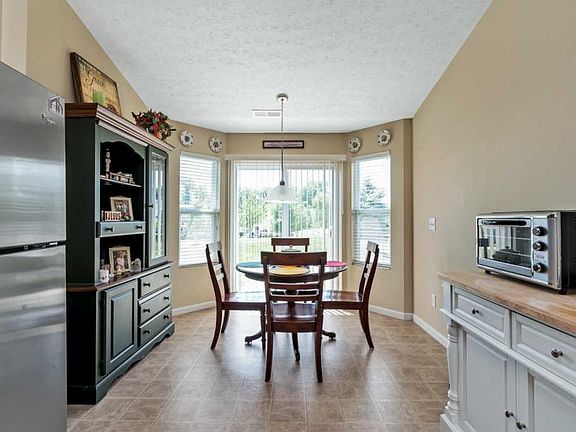 3rd image of 869 Ellery Dr