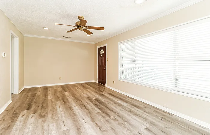 3 bed, 2.0 bath, 1294 sqft, $2,095 — Photo 4