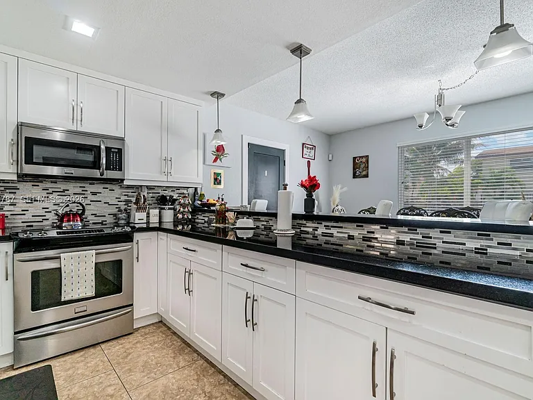 901 NW 22nd Pl — Photo 7
