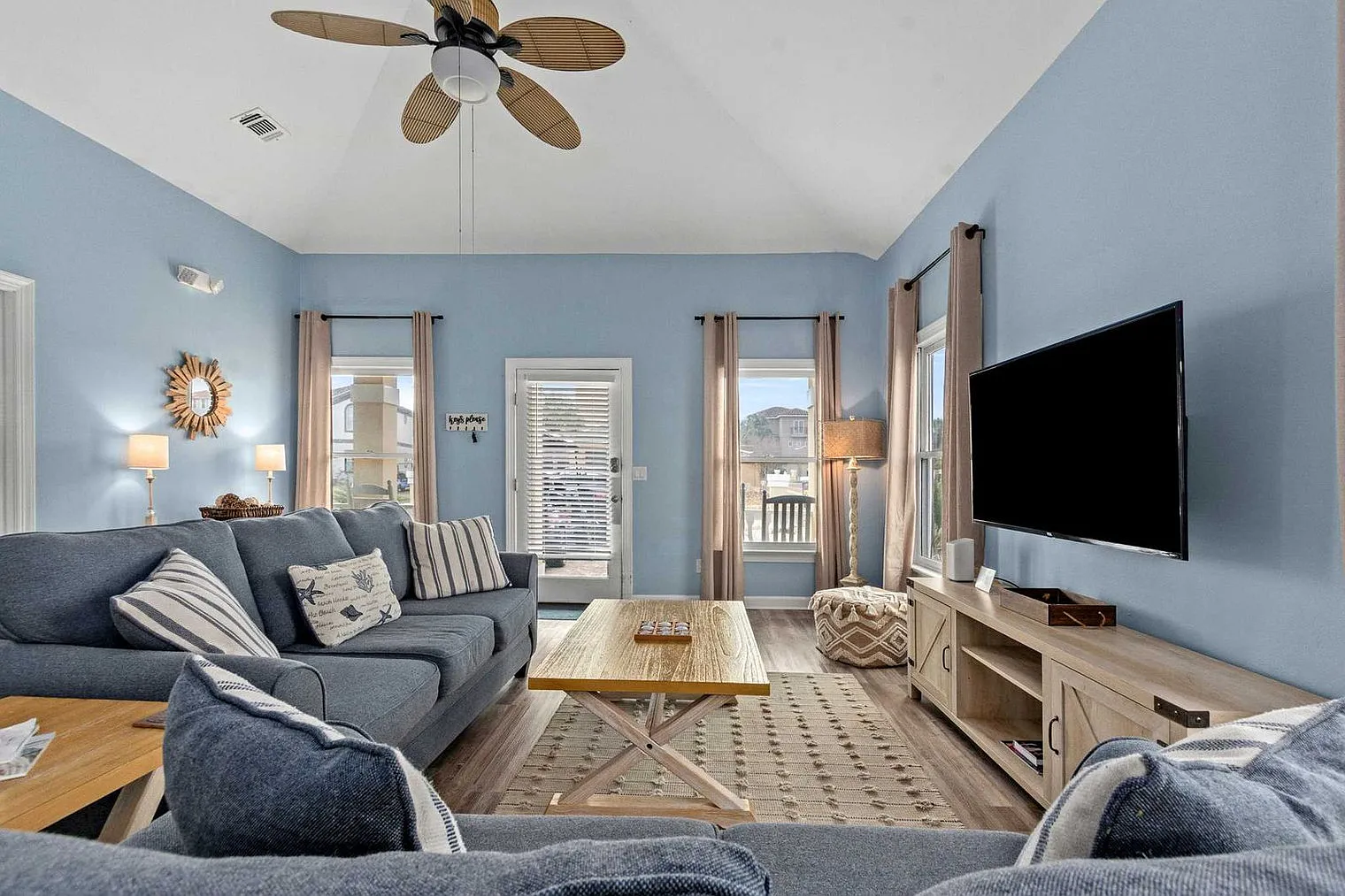 3 bed, 2.0 bath, 1291 sqft, $5,073 — Photo 3