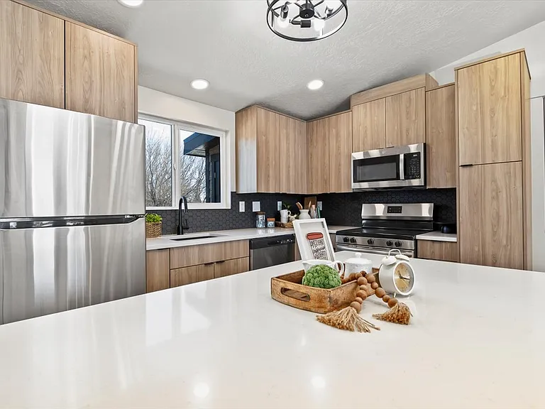 362 W London St — Photo 27
