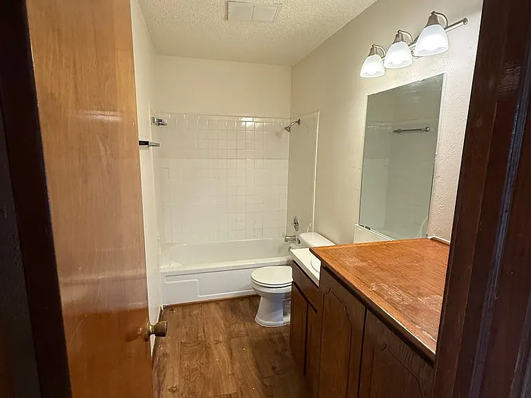 Fox Valley Apartments — Photo 31