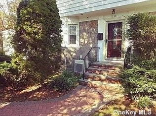 10 Milburn Ct, Freeport, NY 11520