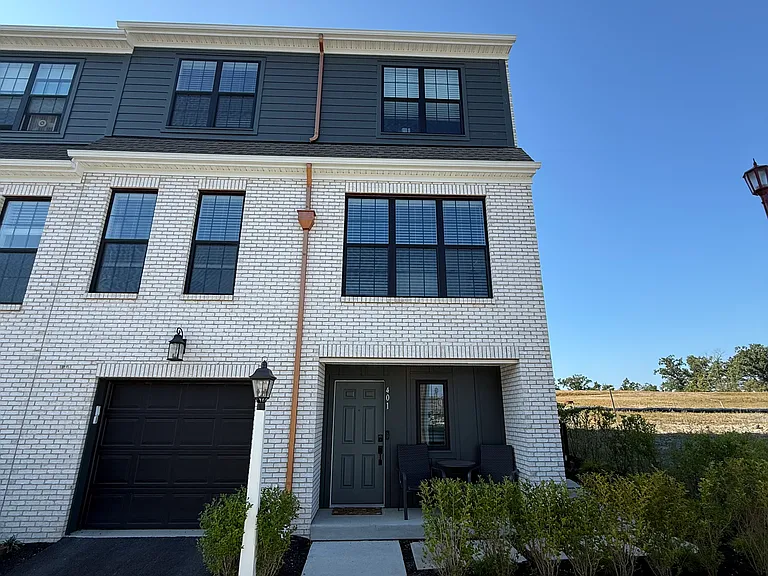401 Cranford Way — Photo 24