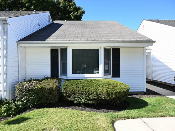 135 Forge Ln, Coram, NY 11727