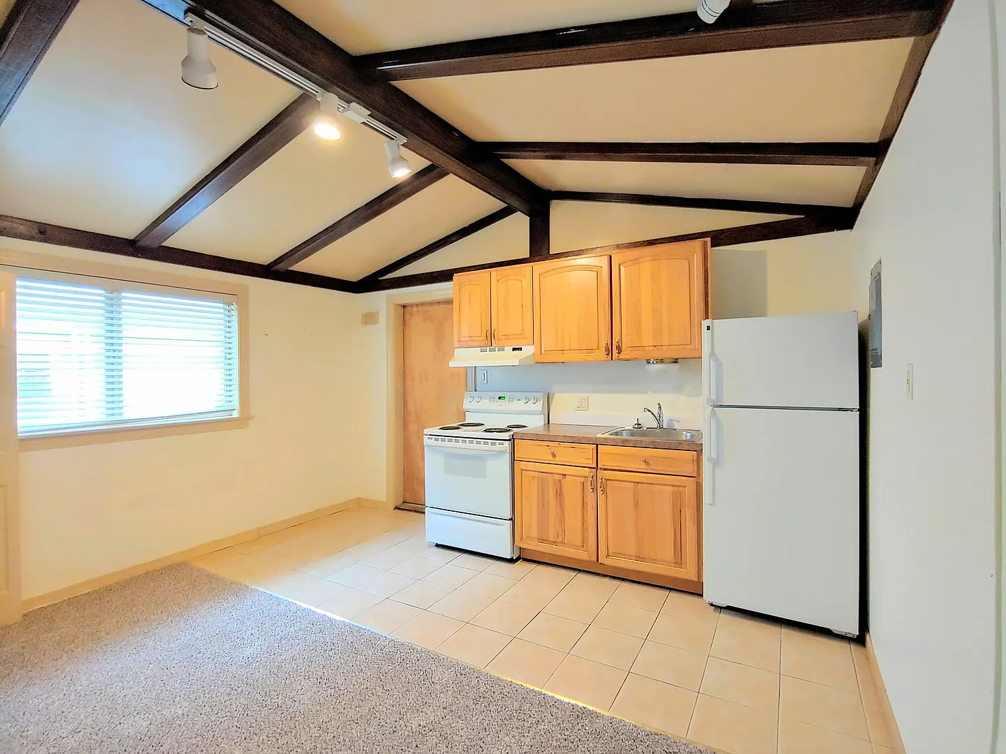258 E Newton St — Photo 4