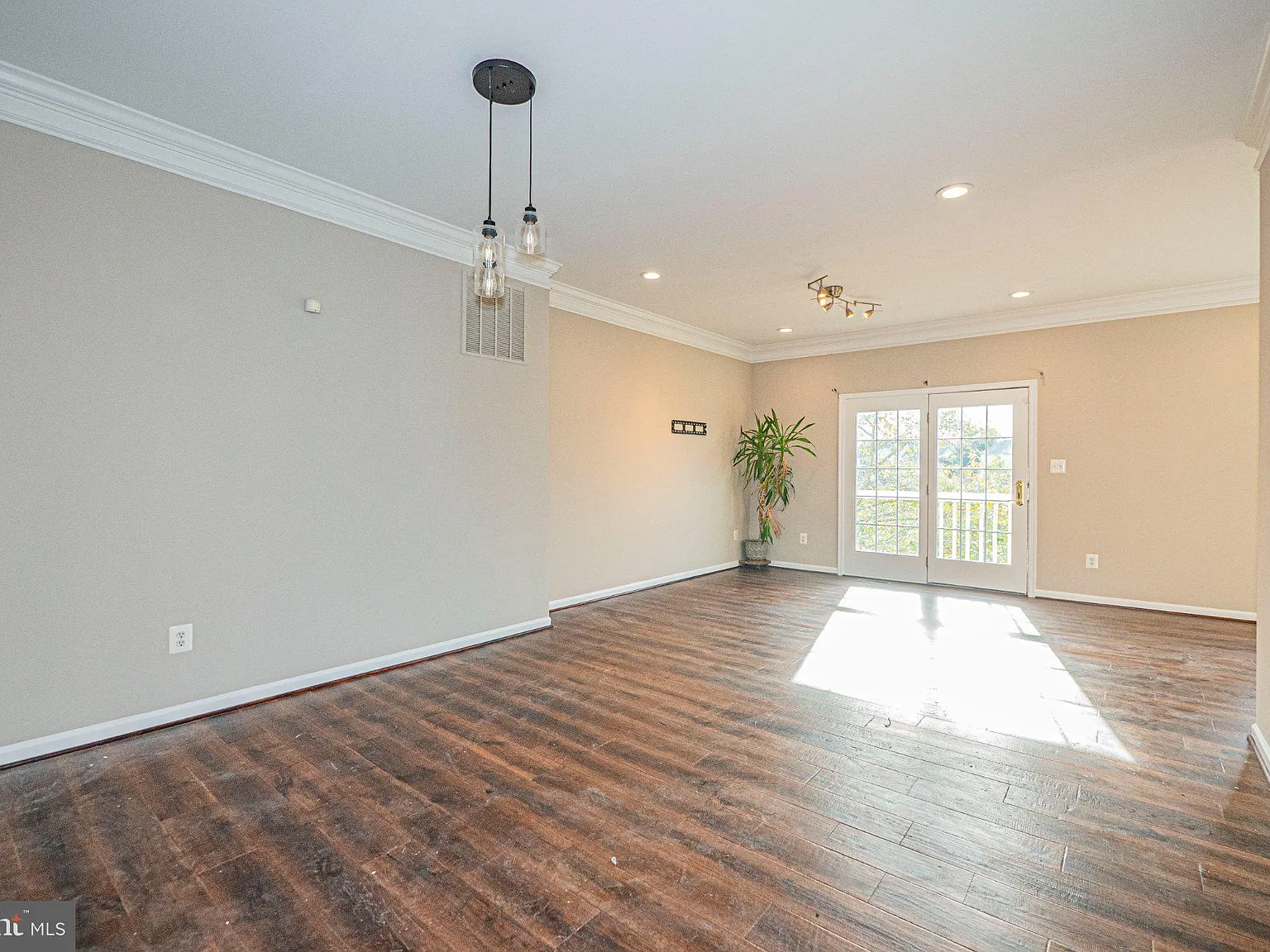 3 bed, 3.5 bath, 2444 sqft, $3,400 — Photo 4