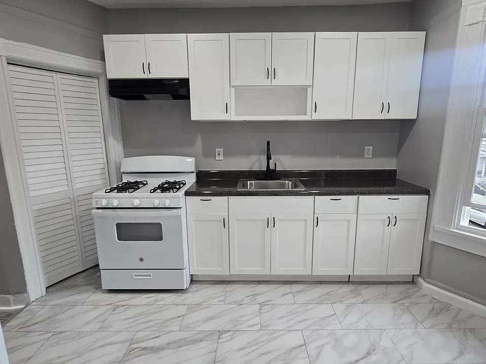 125-127 Redwood Ave #1B
