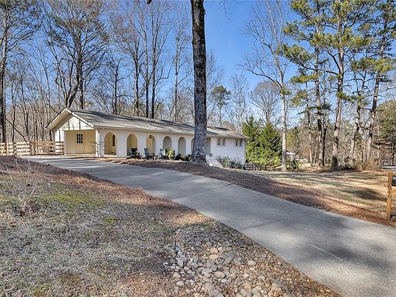 2nd image of 940 Oakdale Rd