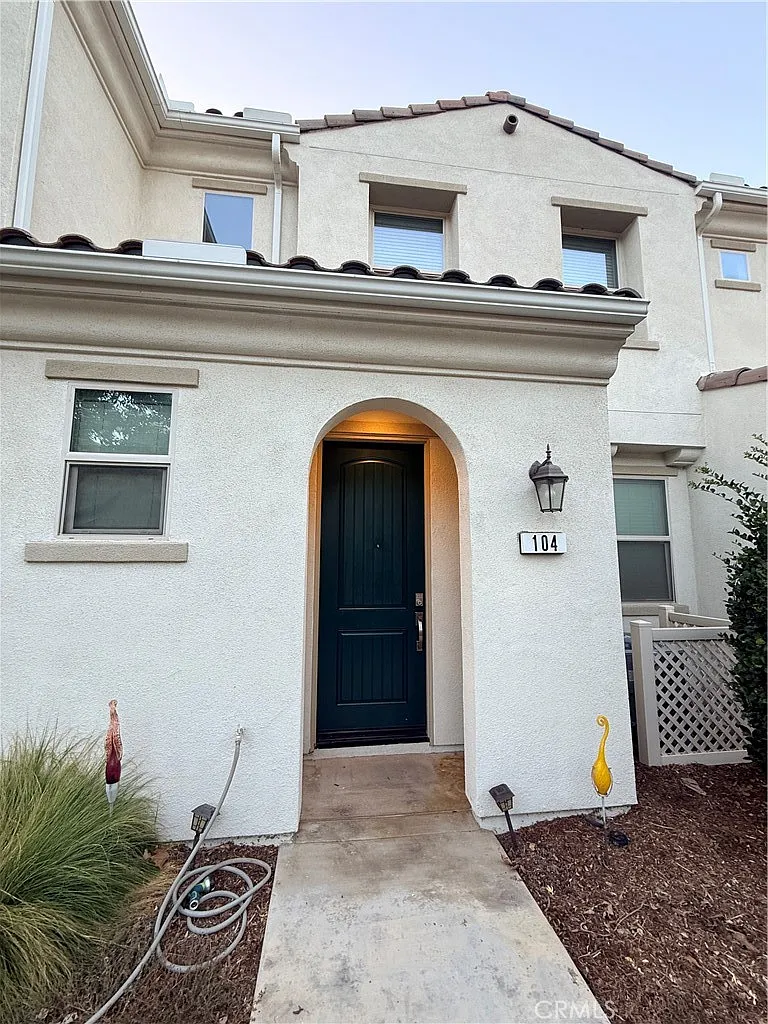 3 bed, 2.5 bath, 1350 sqft, $3,500 — Photo 2