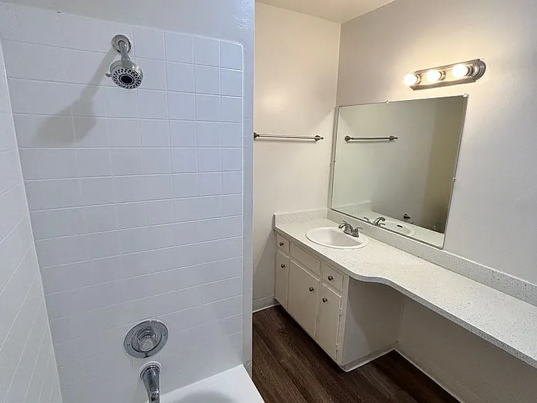University Terrace Apartments — Photo 21