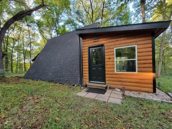 19 Navajo Ct, Putnam, IL 61560