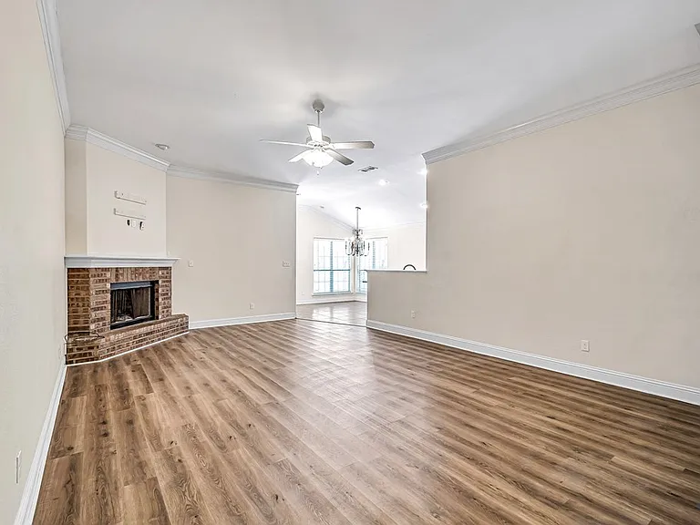608 Memorial Ct — Photo 8