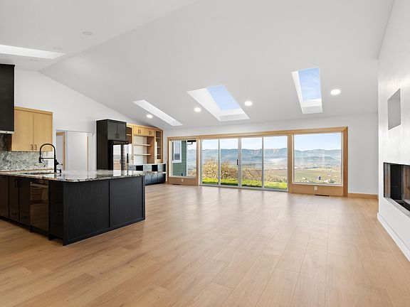 5th image of 383 Ridgecrest Dr