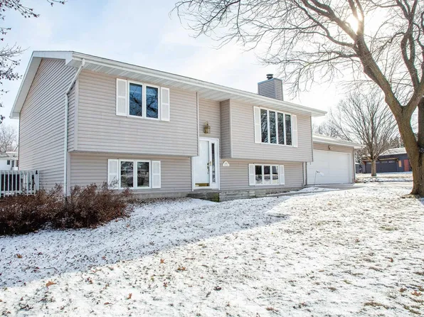 408 10th St, Grundy Center, IA 50638