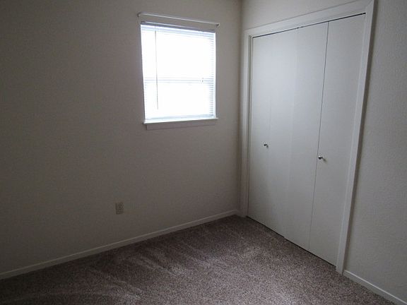 4th image of 801 Hillside Ct