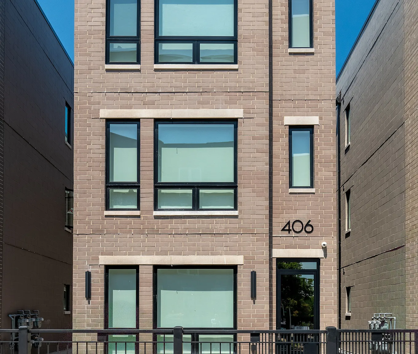 3 bed, $2,900 — Photo 1