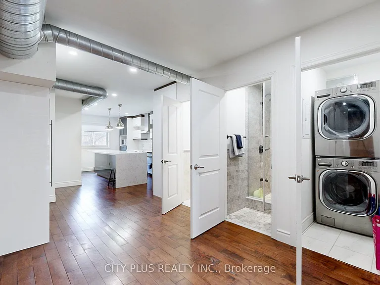 704 Bloor St W — Photo 10