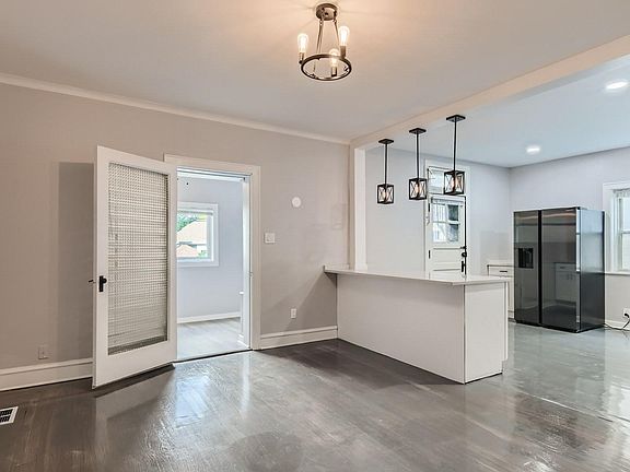 4th image of 6724 N Rockwell St #1N