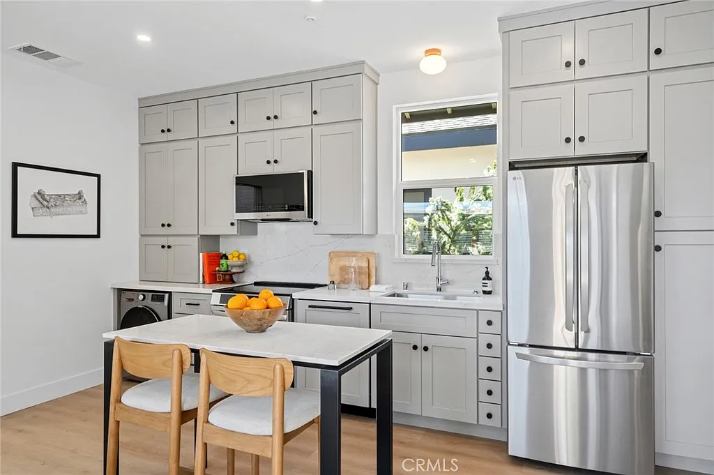 2 bed, 750 sqft, $4,975 — Photo 2