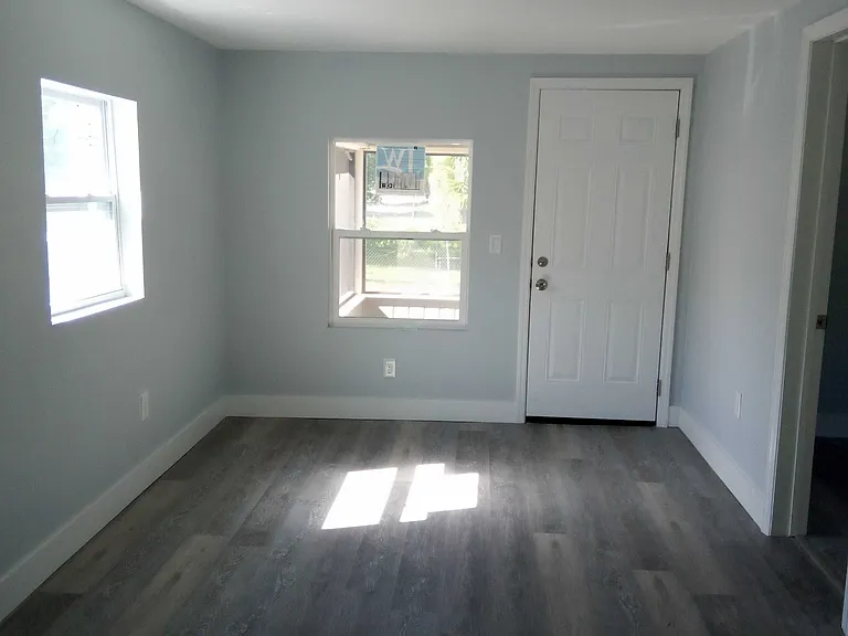 1008 Colyer St — Photo 4