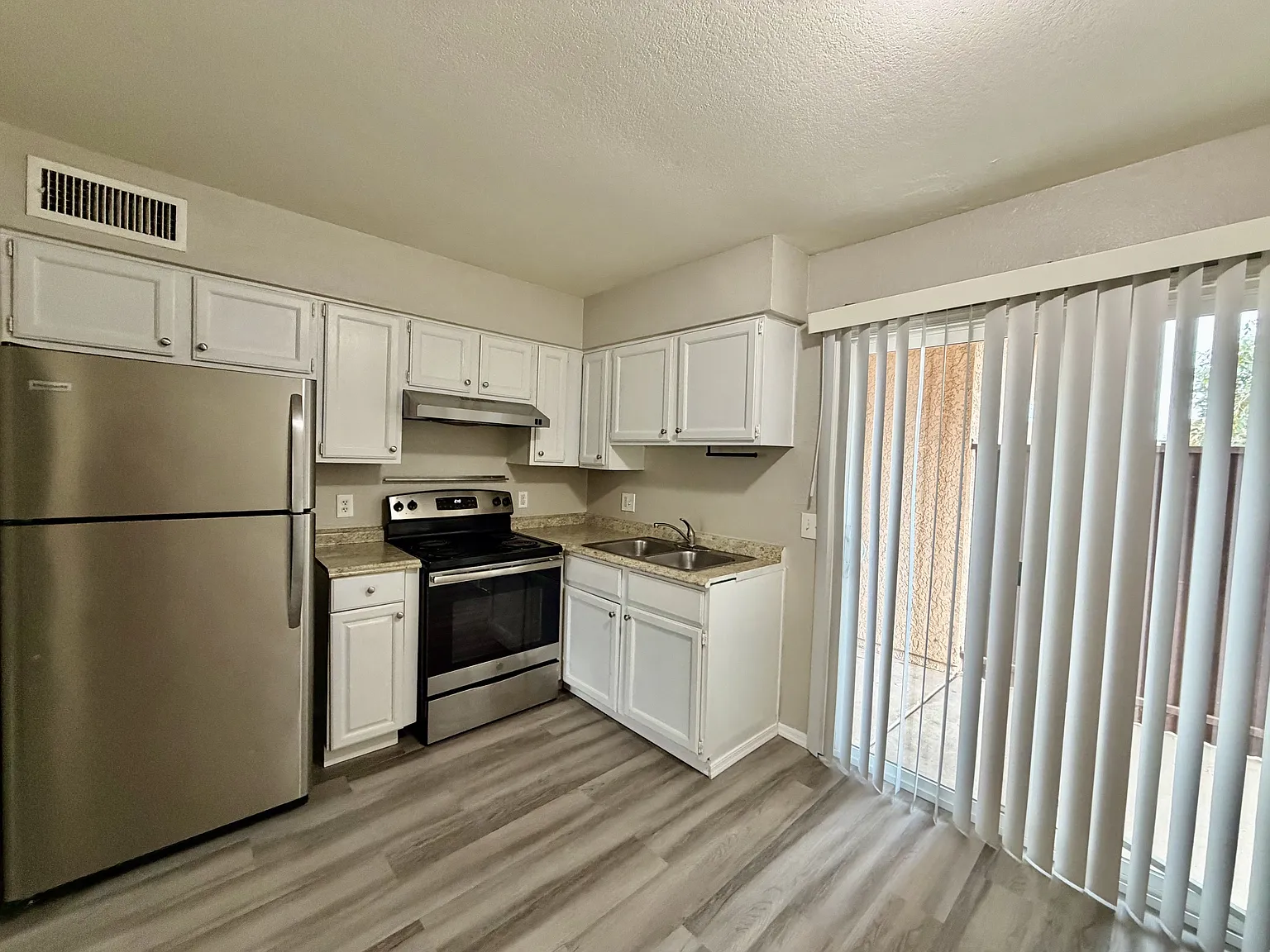 2645 N Alvernon Way - 1 — Photo 4