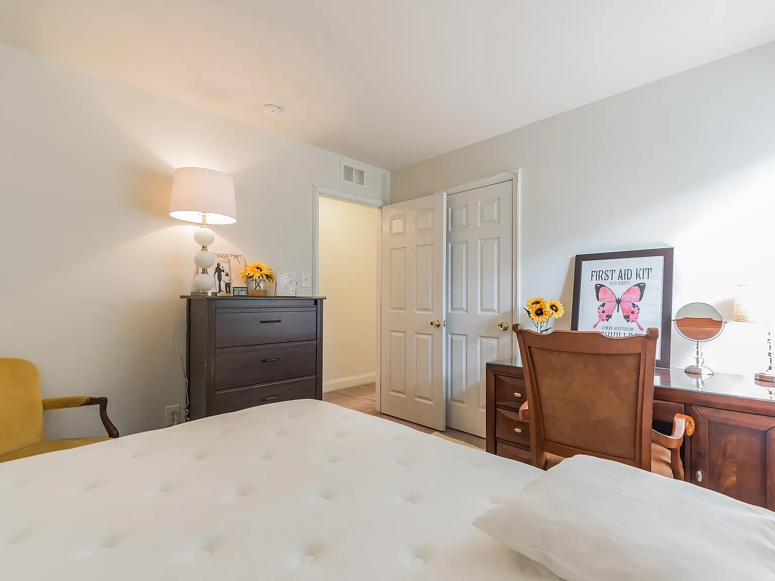 4 bed, 2.5 bath, 2500 sqft, $4,000 — Photo 3