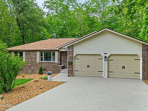 2nd image of 104 Wickham Ln