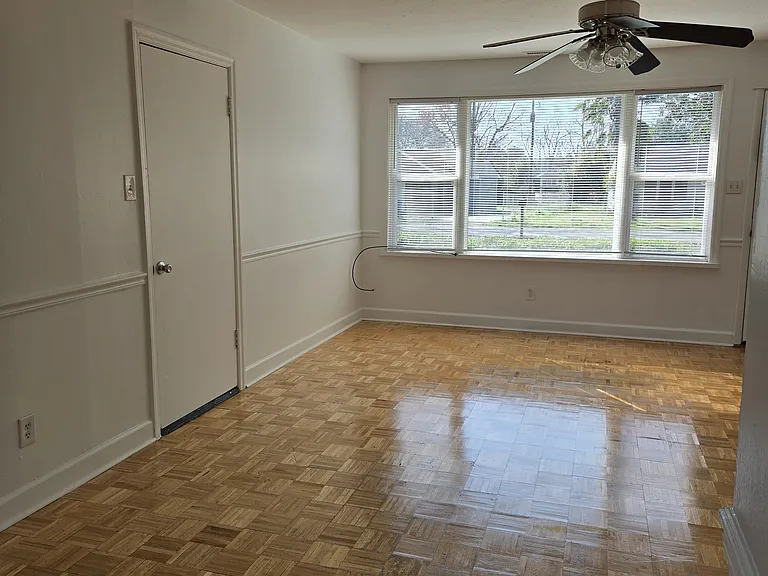 912 Robinhood Trl — Photo 3