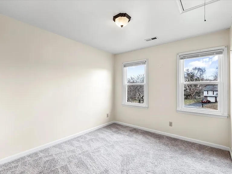 10704 Live Oak Ct — Photo 20