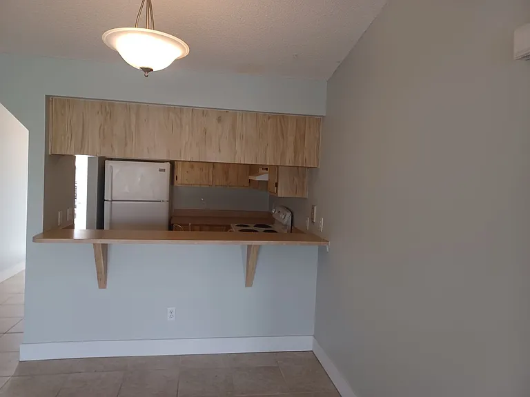 Community Pool / All Tiled Unit with a screened in lanai / Water Included & 1 mnth FREE — Photo 6